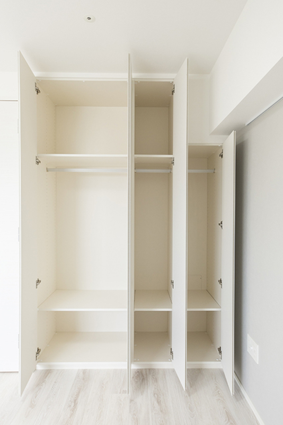 収納はこちらに！3つに分かれているので整理しやすそう。※写真は同タイプ住戸です。