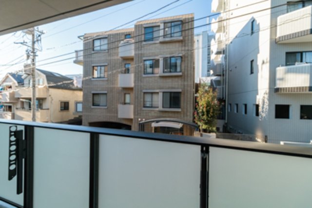 お向かいさんは少し離れています。