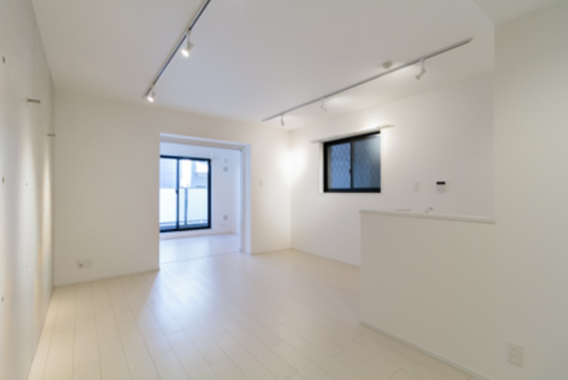 天井も壁もキッチンの壁もホワイトで統一されていて素敵&hellip;！※写真は同タイプ住戸です。