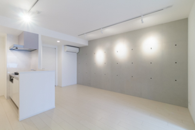 白いお部屋にコンクリの壁が引き立つ空間。※写真は同タイプ住戸です。