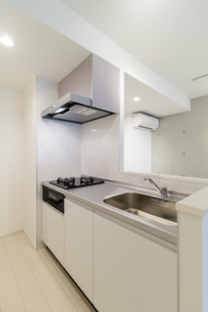 キッチンはワイドでお料理しやすそう。※写真は同タイプ住戸です。