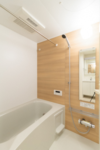 お風呂はナチュラルテイストで可愛い！※写真は同タイプ住戸です。