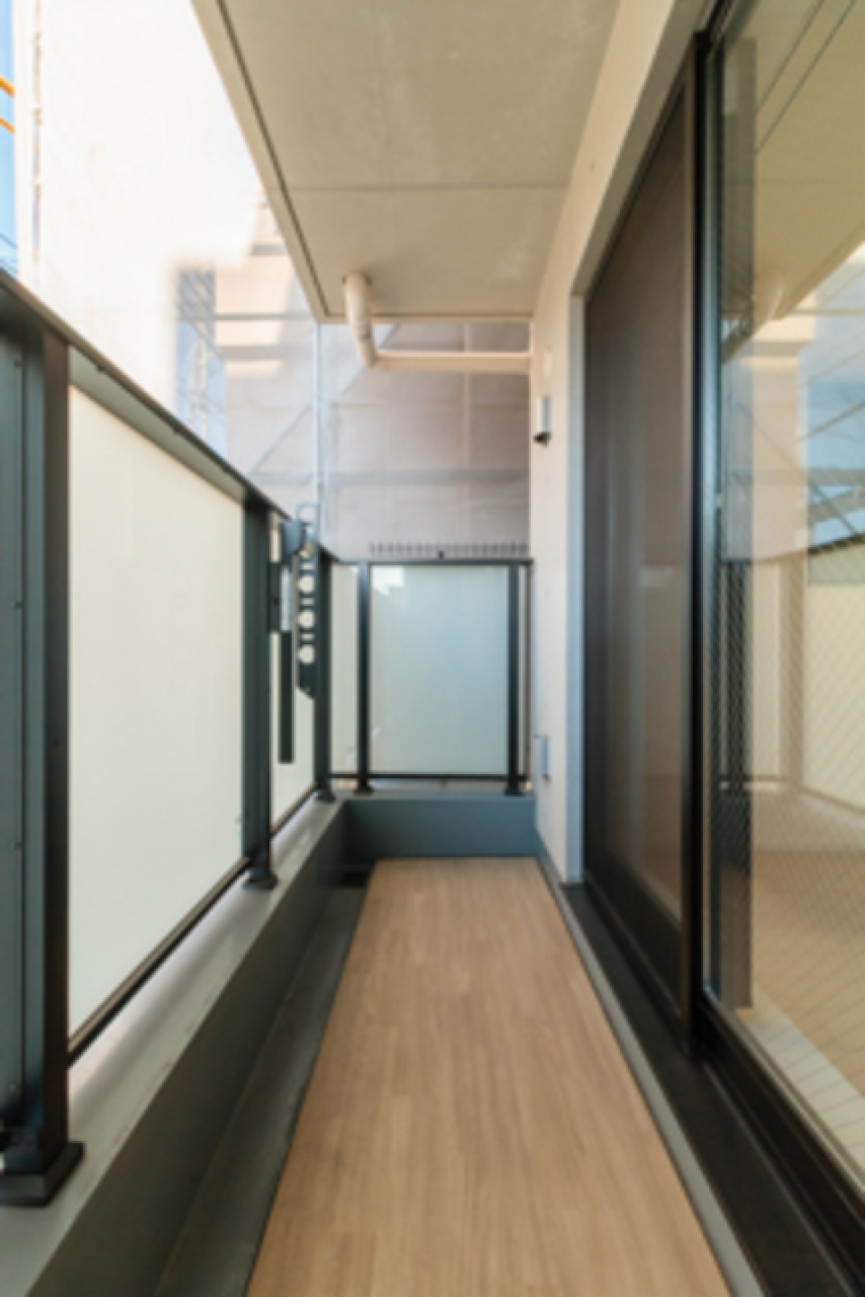 バルコニーも綺麗！ウッディな床が素敵です。※写真は同タイプ住戸です。