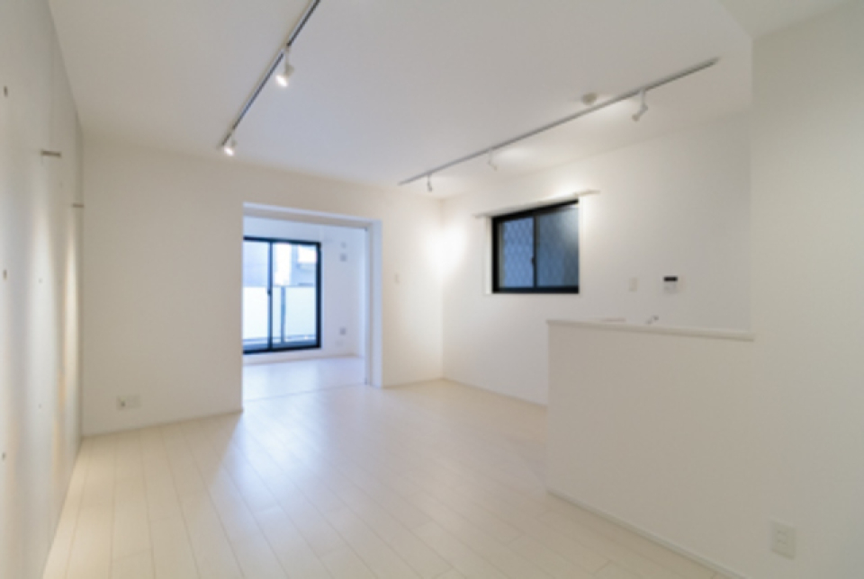 天井も壁もキッチンの壁もホワイトで統一されていて素敵…！※写真は同タイプ住戸です。