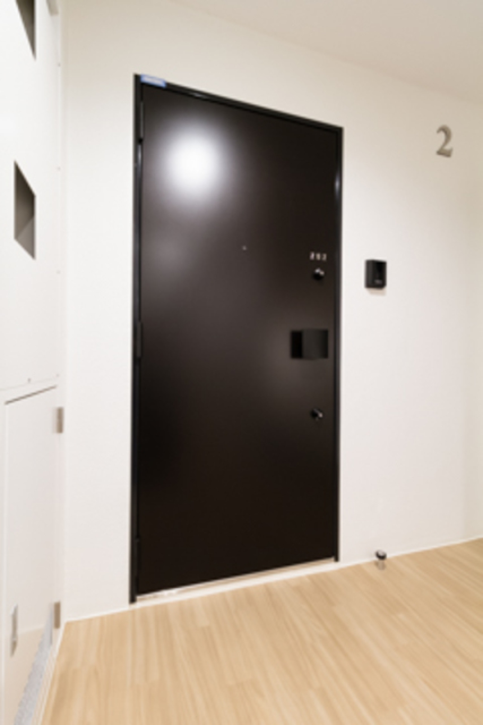 外から見た玄関扉。スマートな扉です。※写真は同タイプ住戸です。