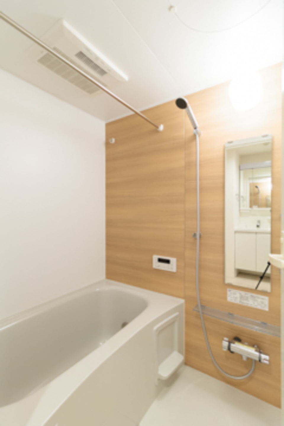 お風呂はナチュラルテイストで可愛い！※写真は同タイプ住戸です。