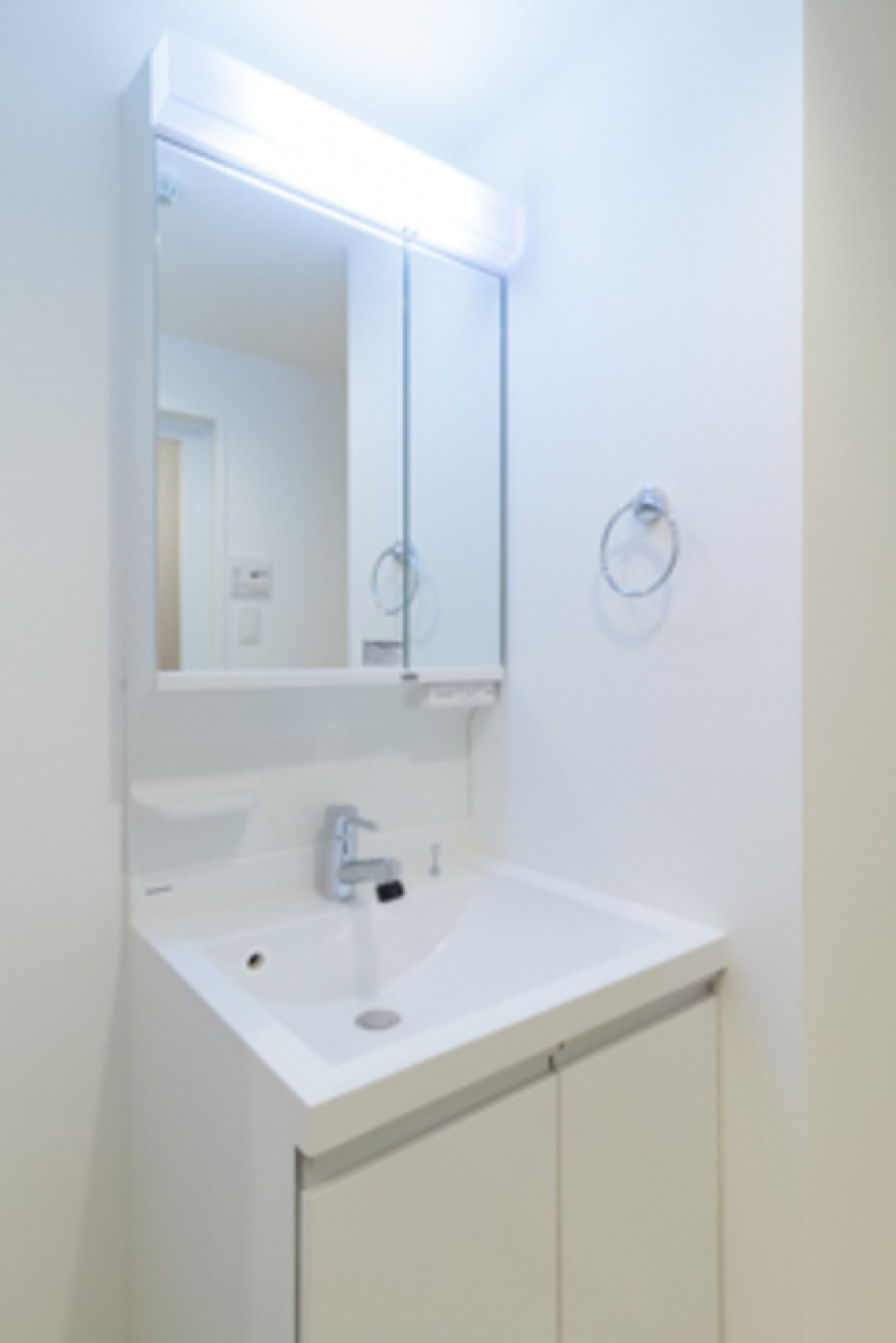 収納力もありつつ鏡も大きい洗面台。※写真は同タイプ住戸です。