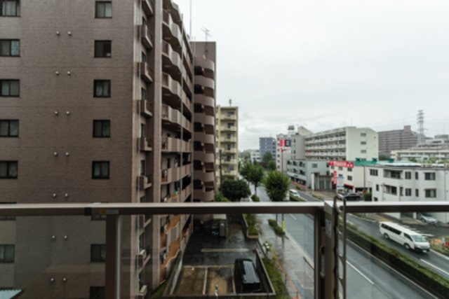 お隣のマンションまではやや距離があります。