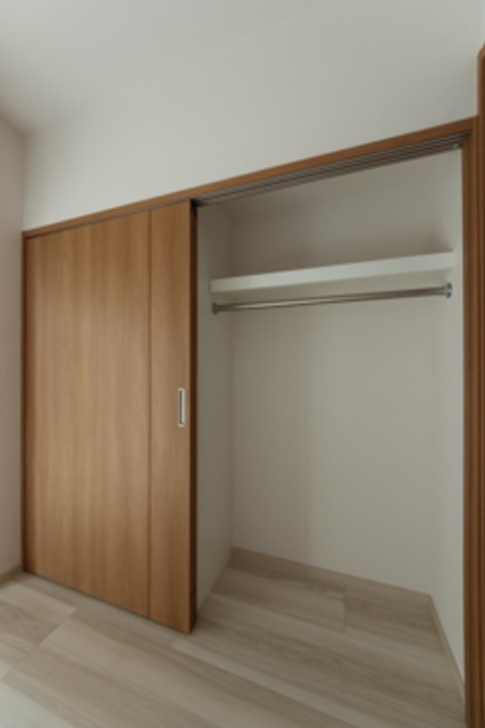 クローゼットはワイドで頼れる収納力。※写真は同タイプ住戸です。