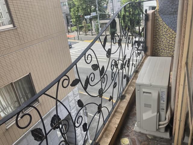 ボタニカルな手すりも素敵&hellip;！