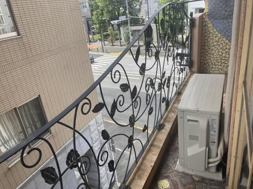 ボタニカルな手すりも素敵…！