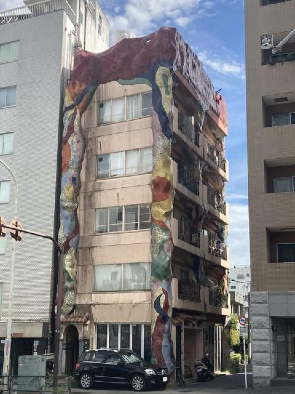 建物自体がアート作品のような、存在感のある外観です。