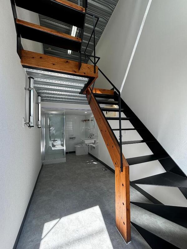 このカッコ良すぎる階段がたまらない&hellip;！