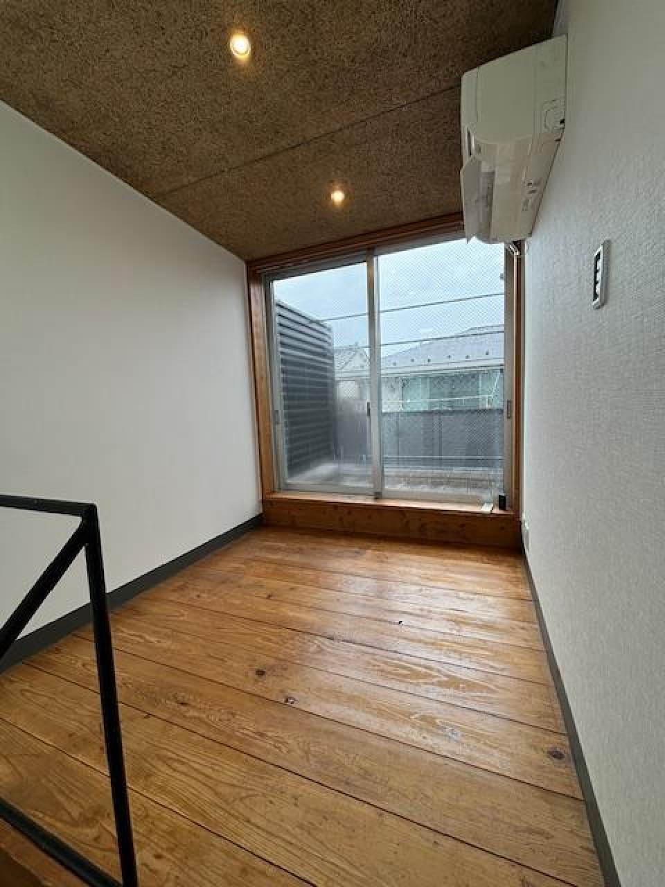 ここは寝室にして、ルーバルにチェアを置いても◎