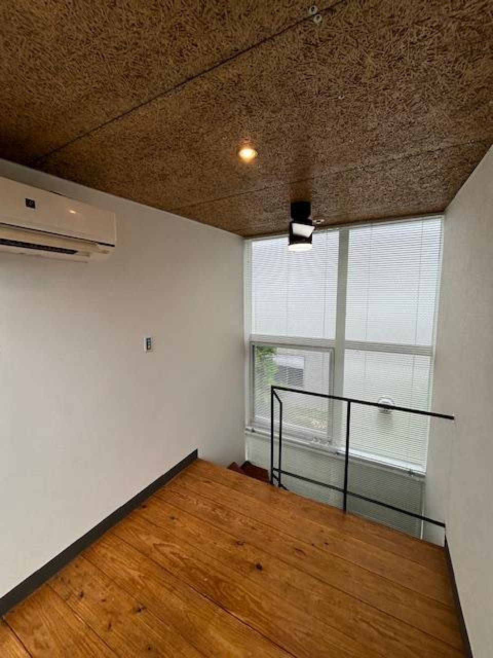 階段部分は3階まで吹き抜けになっています。