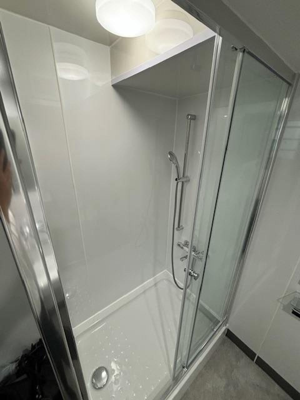 お風呂はシャワーのみ。サッと汗を流しましょう。