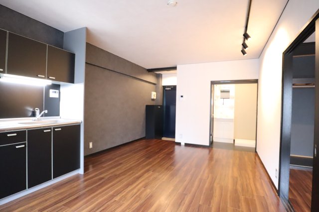 ダークトーンの壁と木目調のフローリングが絶妙にマッチ