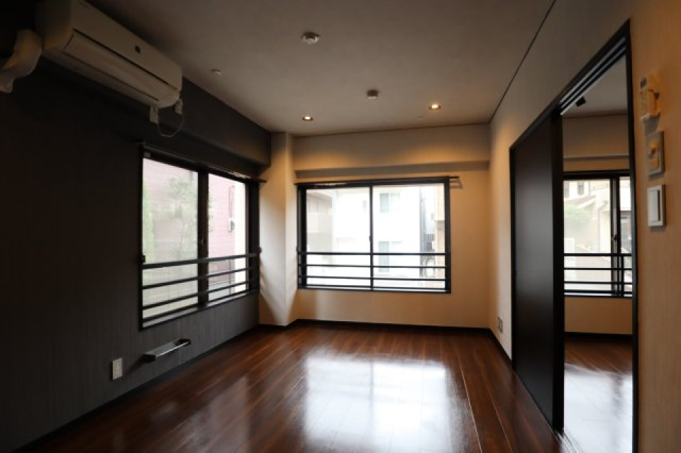 部屋の雰囲気に合わせると窓辺はブラインドが良さそう