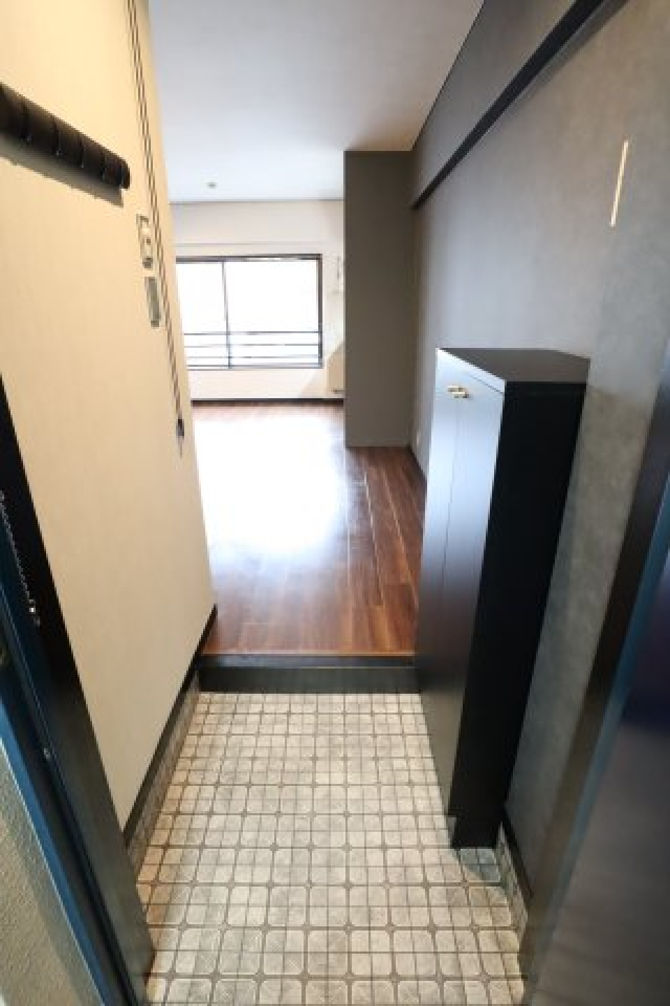 玄関にはコートやバッグを掛けておけますね