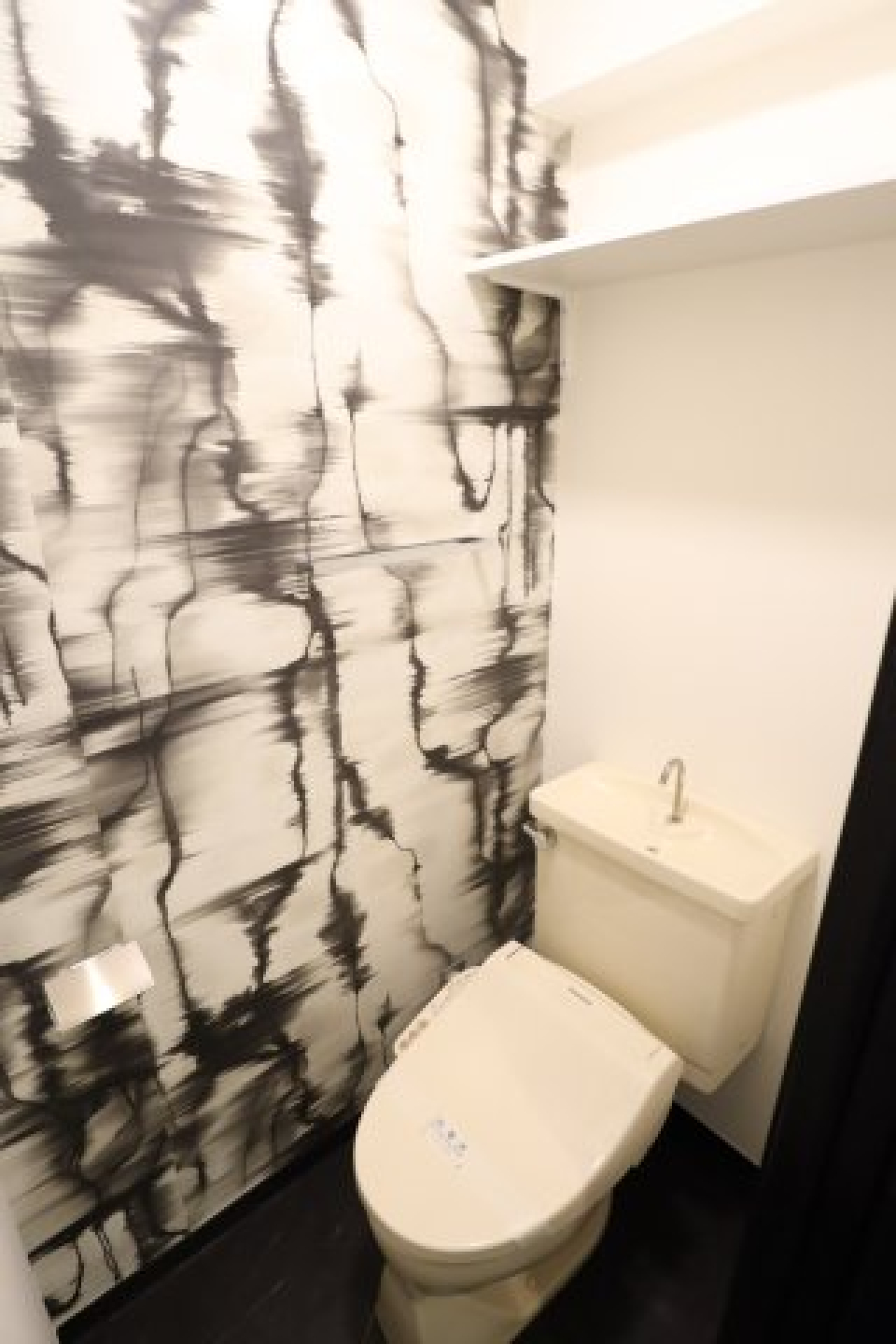 アートのような壁紙を採用しています