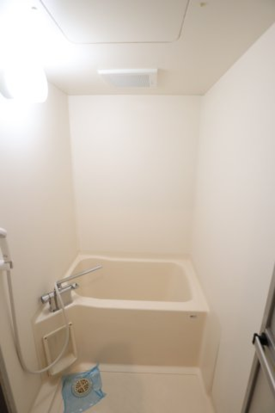 浴槽はちょっと小さめ