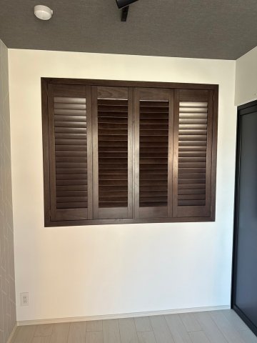 この室内窓の向こうは&hellip;