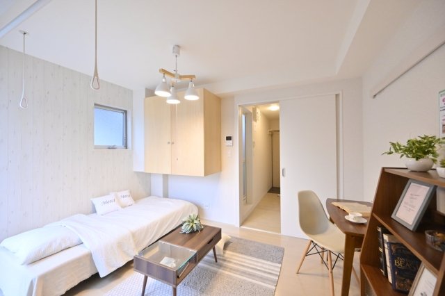 収納は吊り型なので、干渉せず家具を置けます。※家具･小物はイメージです