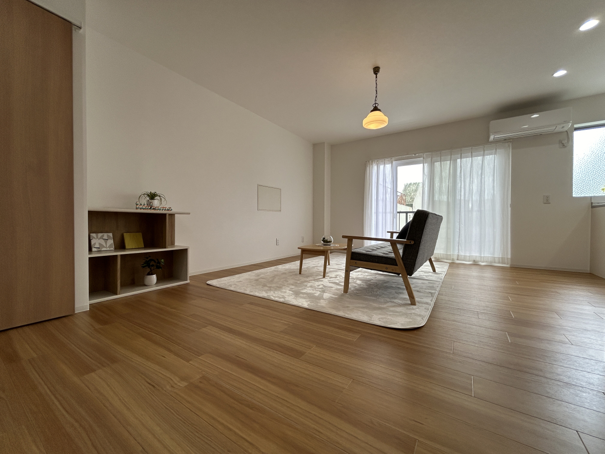 ちょっと棚を置いて、ラグを敷いて&hellip;