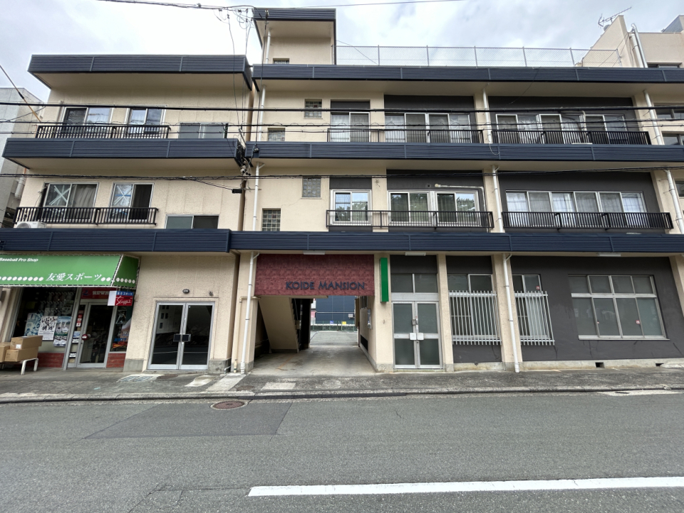 マンションの向こう側に駐車場があります！