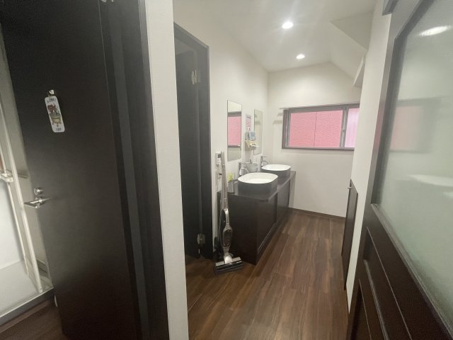 ホワイト&times;ブラウンの可愛らしいデザインです。 