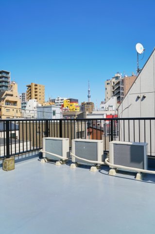 屋上は都会を一望できます。洗濯物もはかどりますね。 