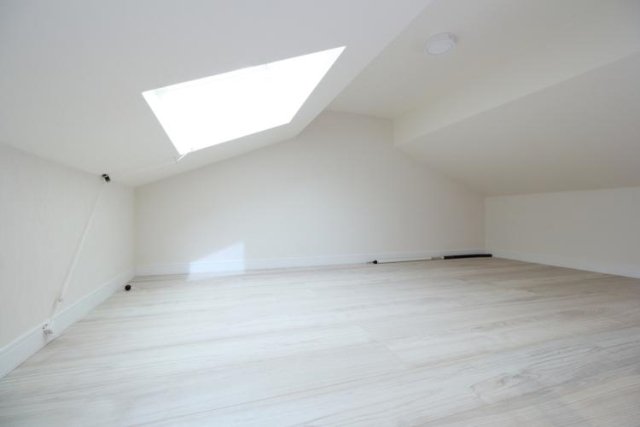 天窓から柔らかい光が降り注ぎます。ここでぼーっとたそがれたい&hellip;！