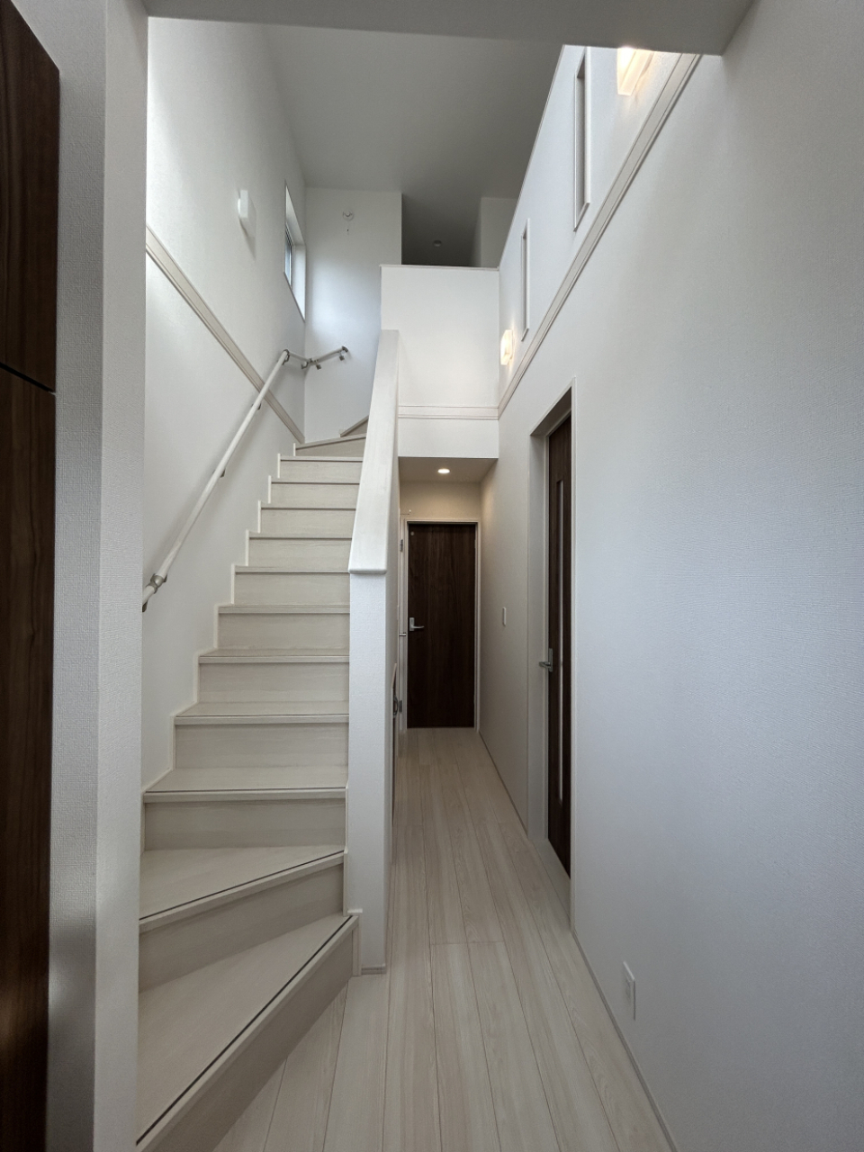 玄関からの景色。
吹き抜けの開放感を感じます。