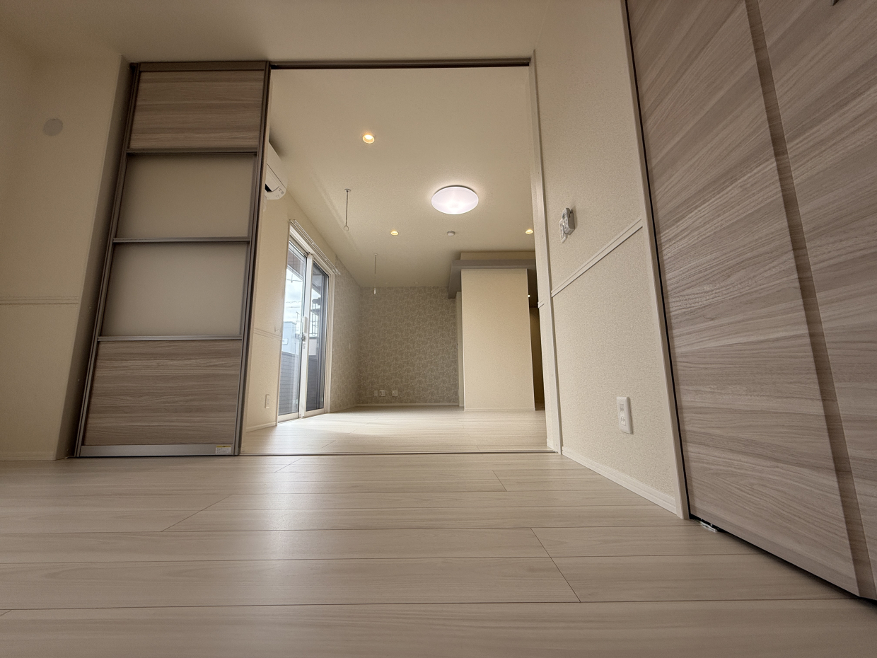 洋室からLDKを眺めると奥行きがすごい&hellip;。