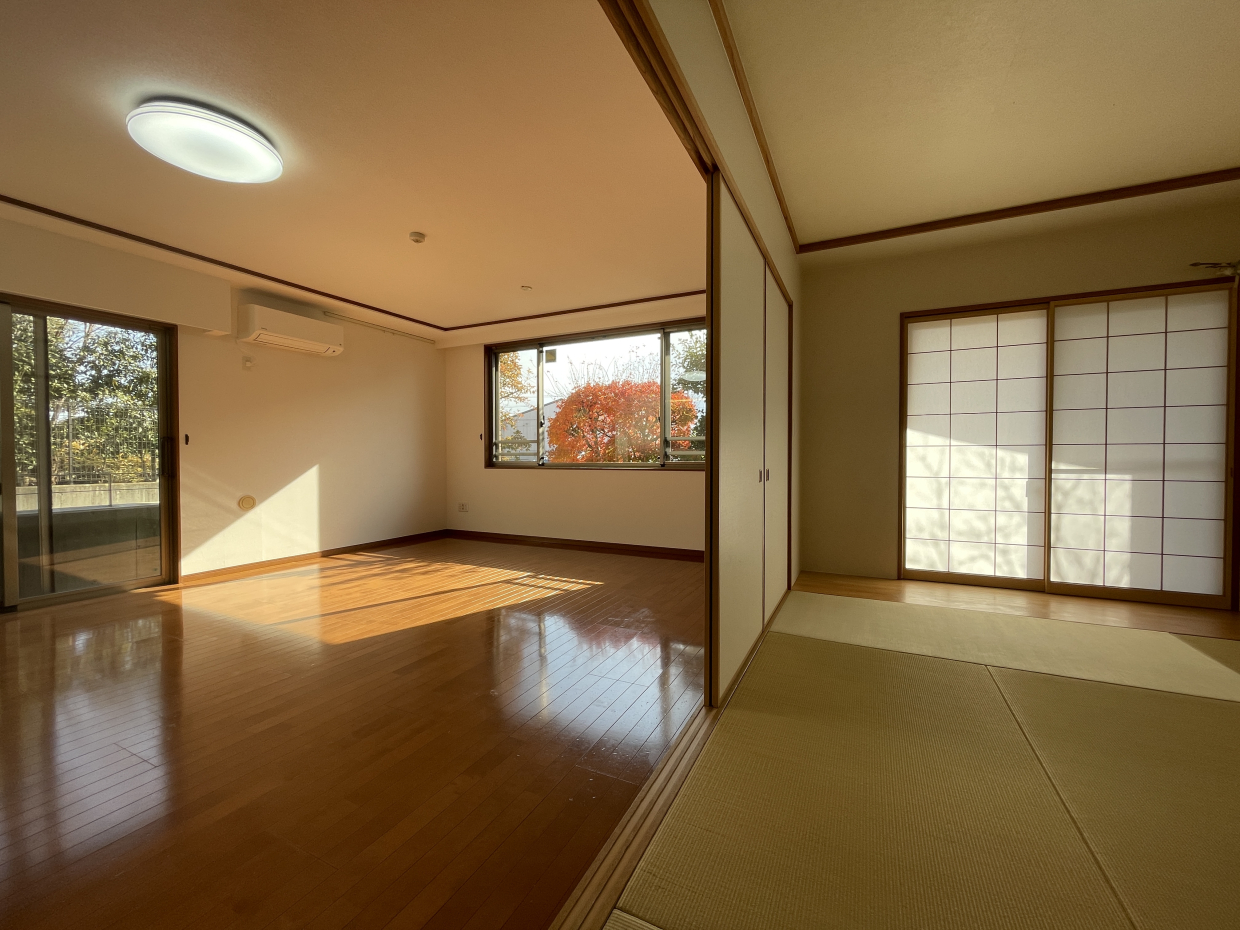 20帖リビングの横には8帖の和室スペース。縁無しの畳でモダンな雰囲気