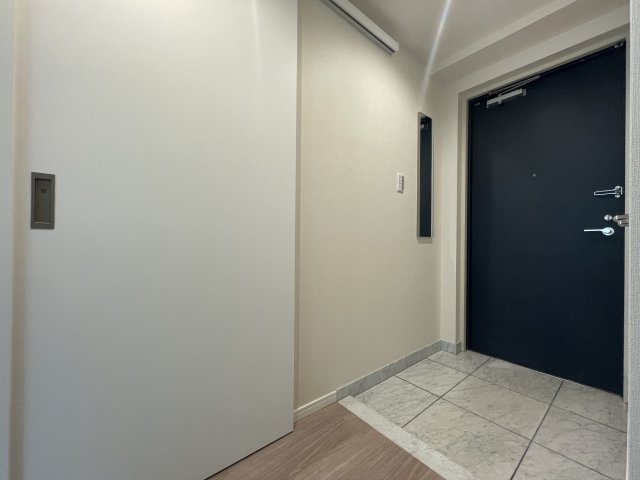 玄関側の扉の向こうには&hellip;