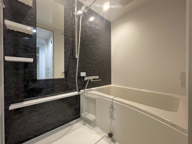 シックな色味で落ち着いたバスルーム。