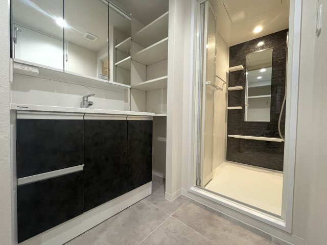 三面鏡の大きな鏡が嬉しいパウダールーム。収納も充実です。