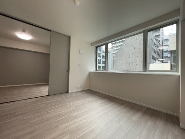 LDK側の窓は腰窓なので、窓際にお花などを並べても可愛い。