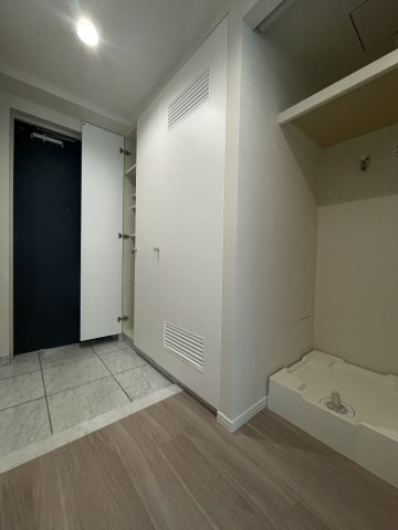 廊下、玄関横に洗濯機置き場があります。