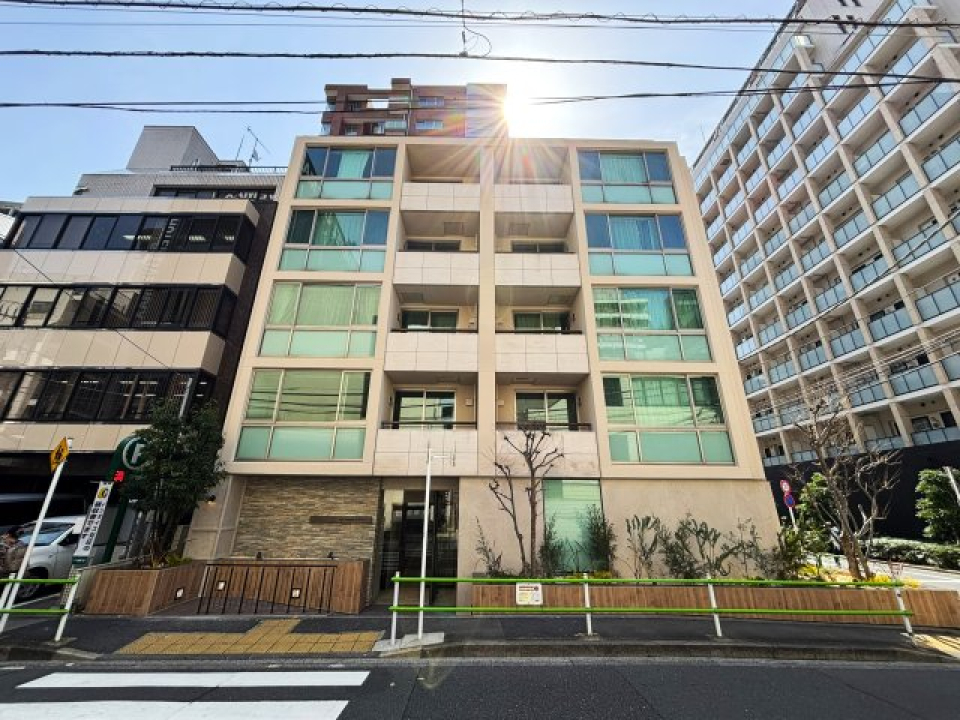 大きな窓が特徴的なしっかりとしたマンションです。