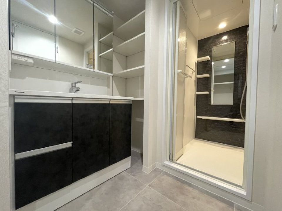 三面鏡の大きな鏡が嬉しいパウダールーム。収納も充実です。