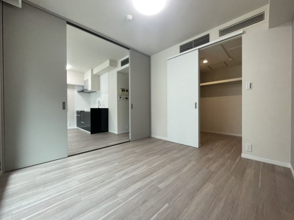 約5帖の広さがあるので、クイーンベッドも置けます◎