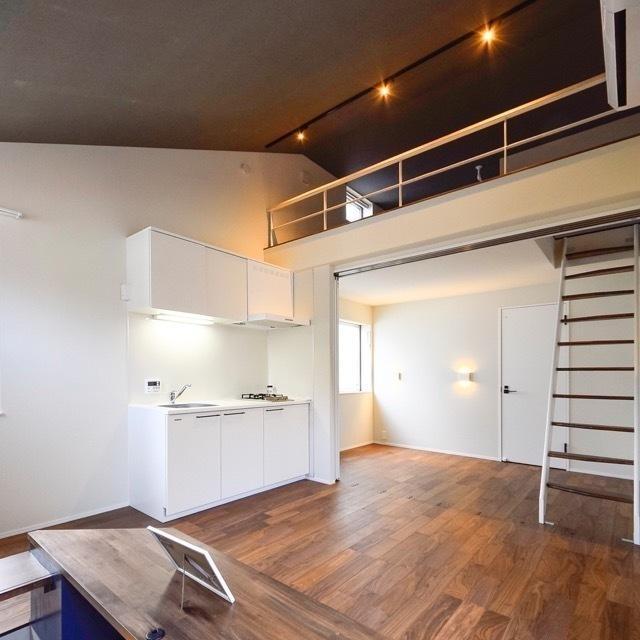 濃いブラウン&times;白の配色も、ロフト付きの間取りも素敵&hellip;！