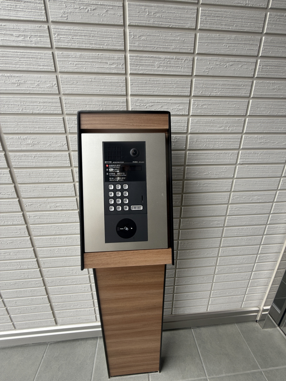 エントランスはオートロック付きで安心。