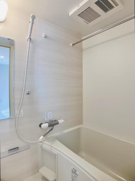 お風呂まで真っ白！バスグッズも白で統一できちゃいます。