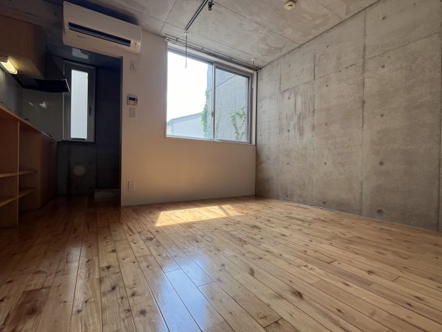 窓からフローリングに落ちる陽だまりが素敵すぎる&hellip;