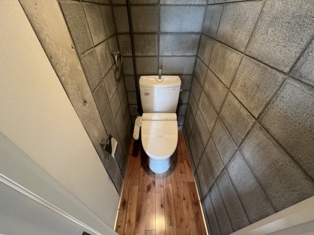 トイレもコンクリ&times;木目のクールな空間。