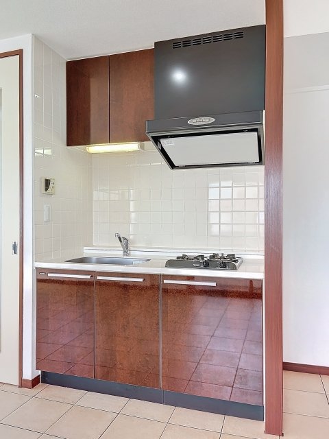 濃いブラウン&times;タイルが可愛いキッチン。