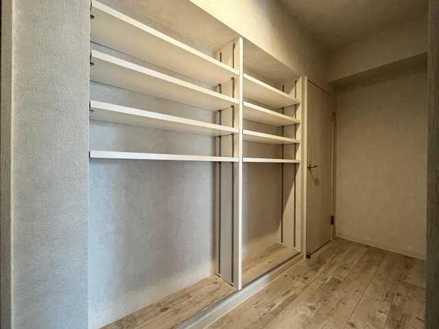 廊下にもこの通りワイドなオープンラックが。※写真は同タイプ別部屋です